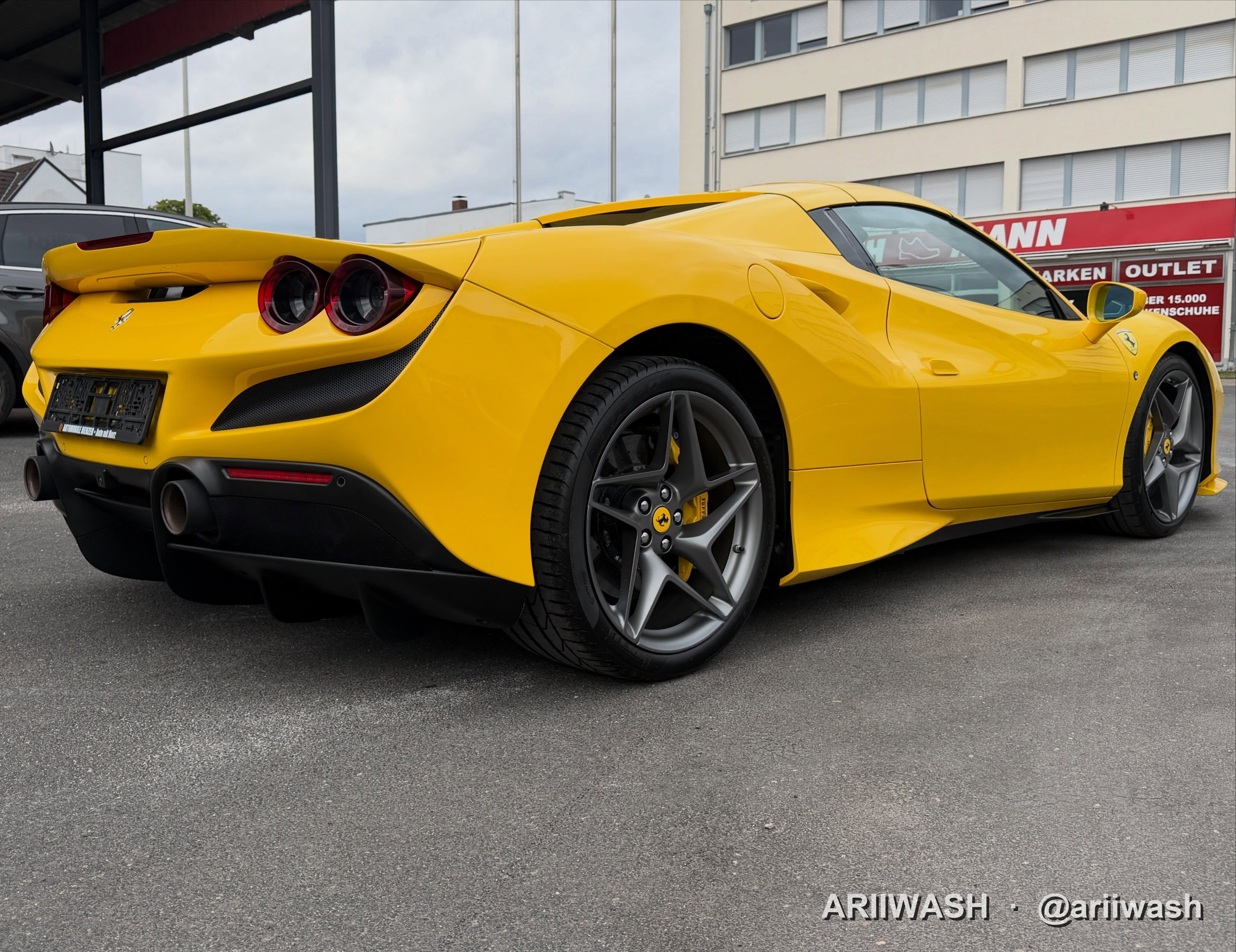 Ferrari (Gelb)