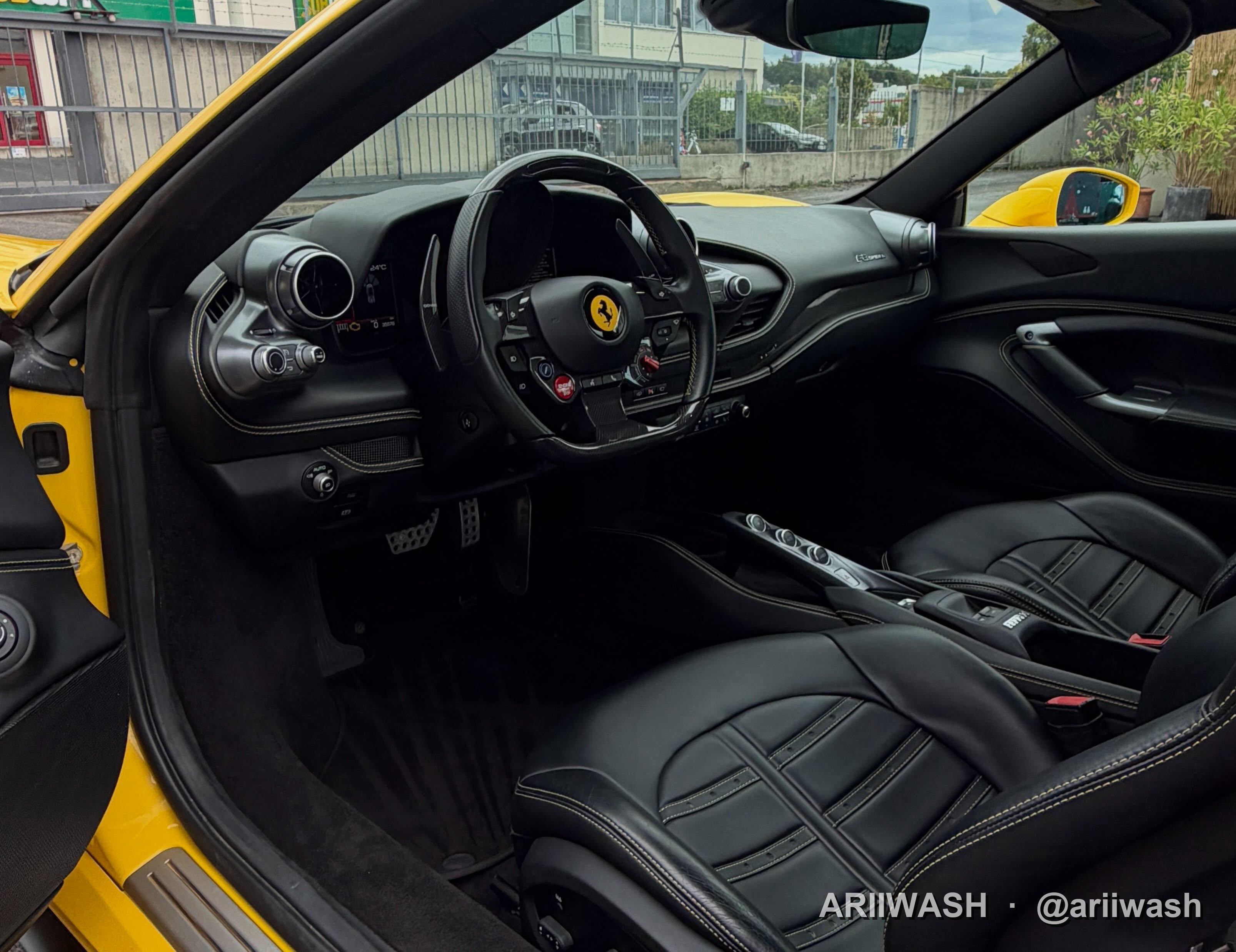 Ferrari (Gelb) — Innenraum